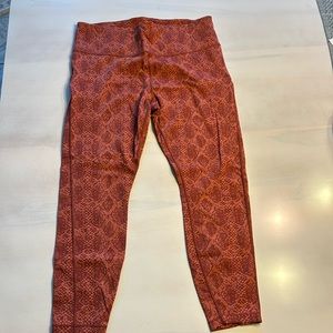 Athleta Ultimate Stash Pocket Snake 7/8 Tight L